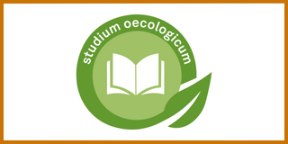 Das Logo des studium oecologicum vor weißem Hintergrund innerhalb eines orangenen Rahmens.